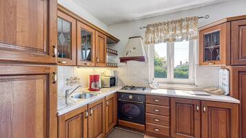 Fridge, microwave, oven, stovetop