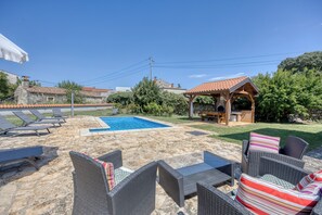 Sesongbasert utendørsbasseng