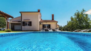 Piscine extérieure en saison