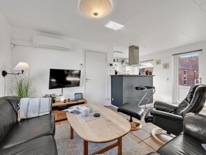 Een televisie en een open haard