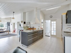 Kjøleskap, mikrobølgeovn, ovn og oppvaskmaskin