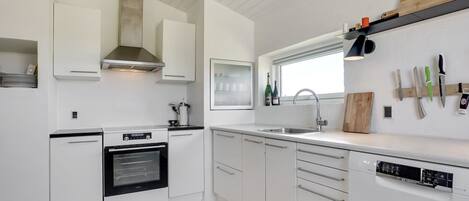 Refrigerador, microondas, lavavajillas, utensilios de cocina