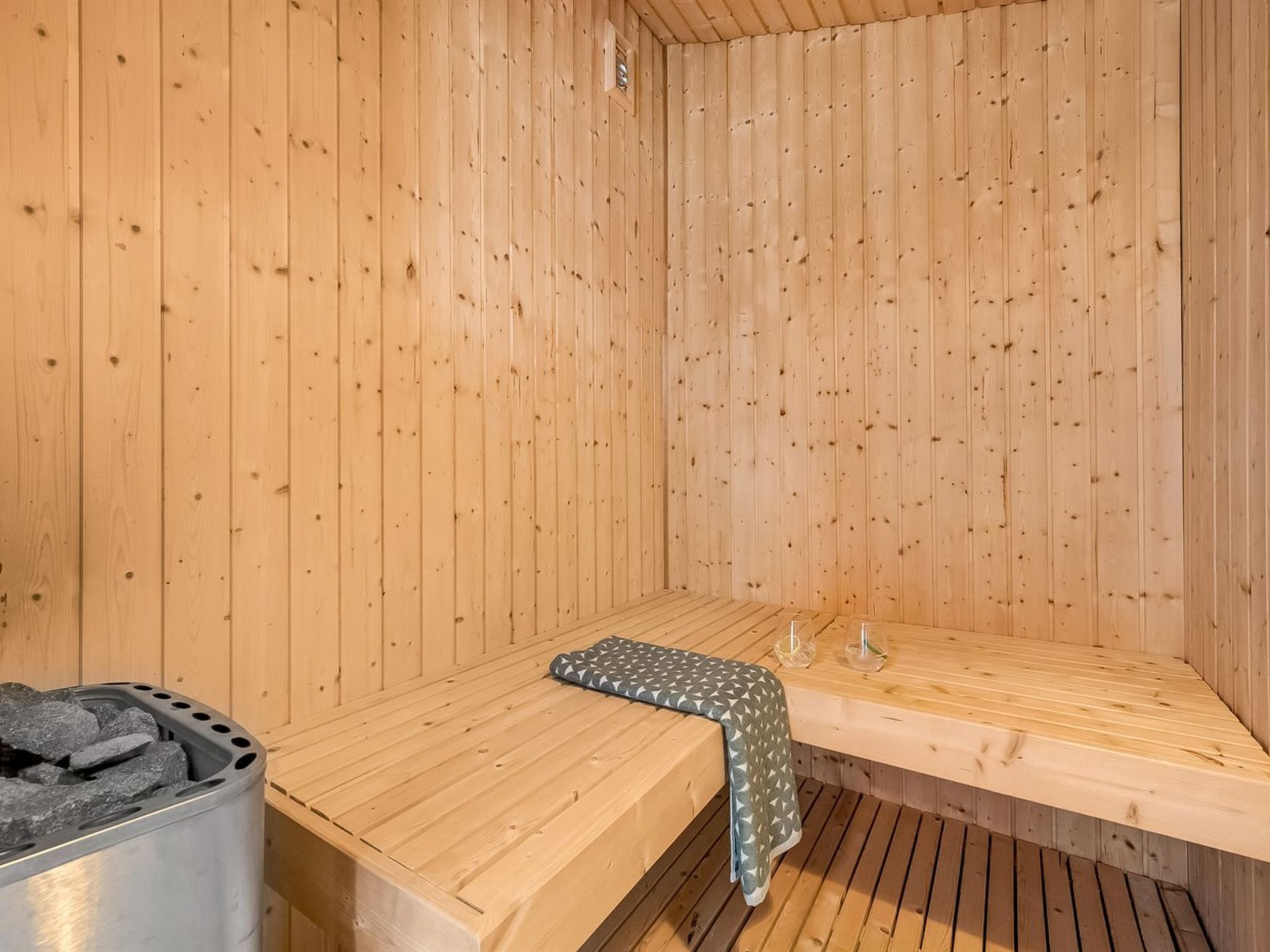 Ein Saunaraum mit Holzwänden und Bänken.