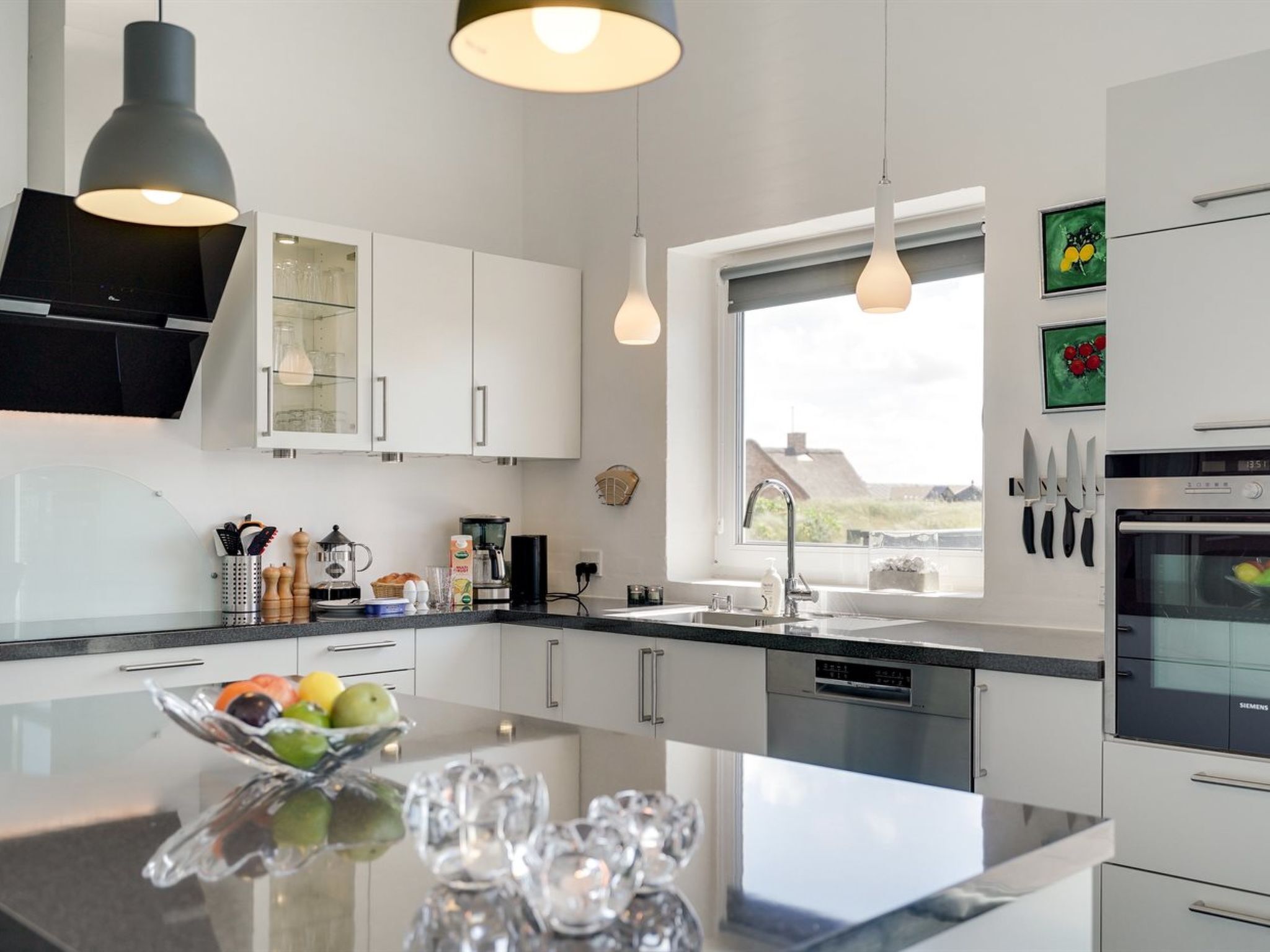 Kjøleskap, mikrobølgeovn, oppvaskmaskin og kjøkkenutstyr