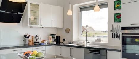 Kühlschrank, Mikrowelle, Geschirrspüler, Kochgeschirr/Geschirr/Besteck