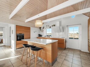 Jääkaappi, mikroaaltouuni, uuni, astianpesukone