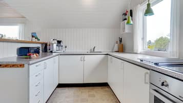 Kühlschrank, Mikrowelle, Kochgeschirr/Geschirr/Besteck