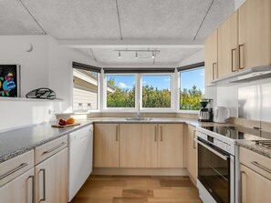 Kylskåp, mikrovågsugn, diskmaskin och barnstol