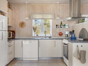 Køleskab, mikrobølgeovn, opvaskemaskine, køkkentøj/tallerkener/redskaber