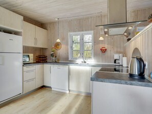Refrigerador, microondas, lavavajillas y utensilios de cocina