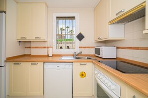 Frigorifero, microonde, forno, piano cottura