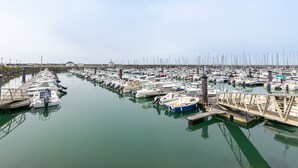 Een jachthaven met veel boten aan houten steigers.