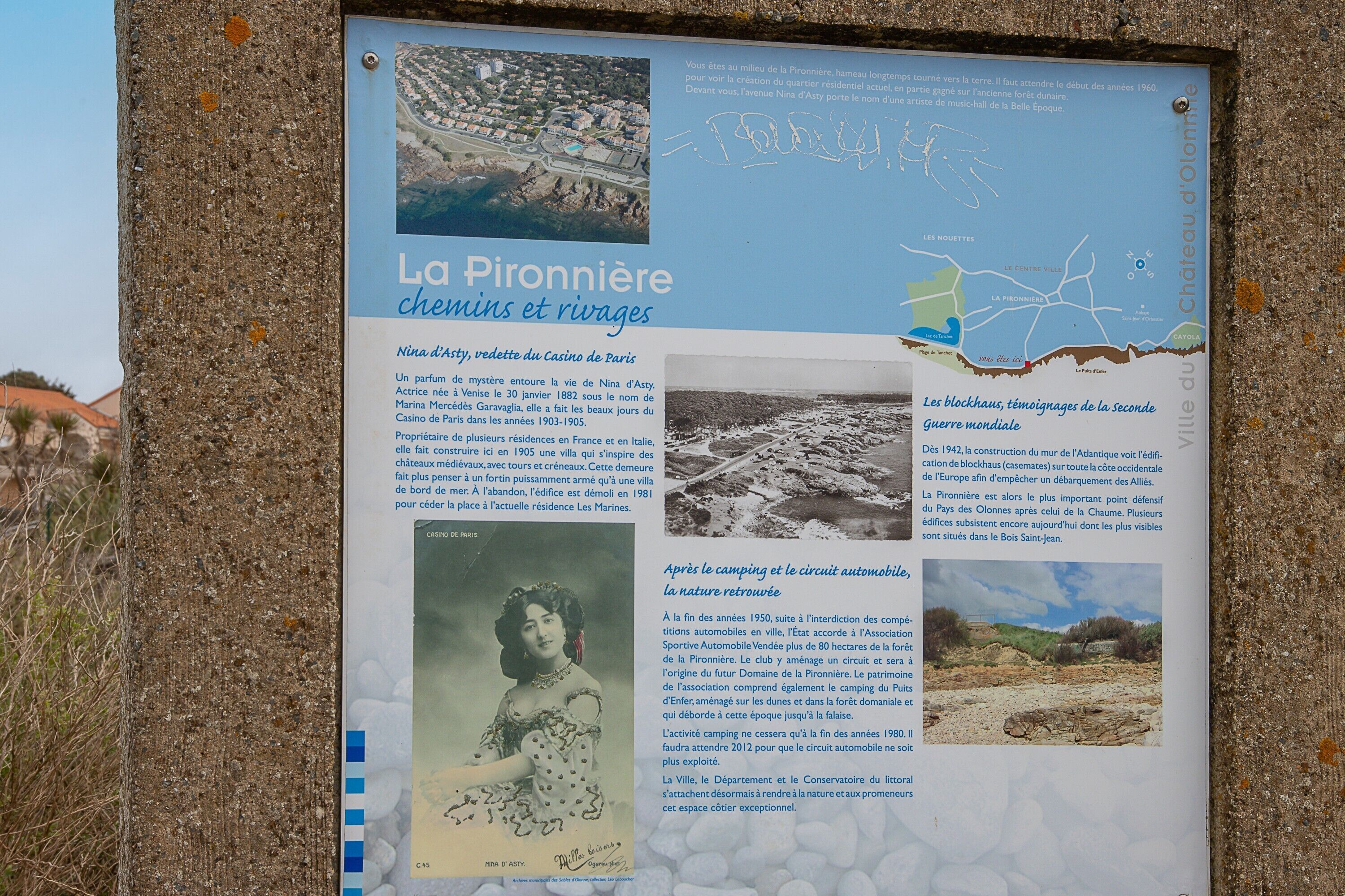 Ein historisches Informationstafel mit Text und Fotos.