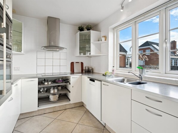 Kühlschrank, Mikrowelle, Ofen, Geschirrspüler