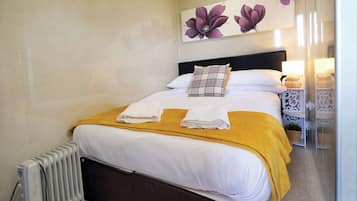 1 bedroom, bed sheets