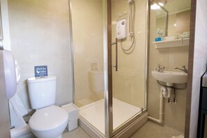 Nhà gỗ Tiêu chuẩn | Phòng tắm | Buồng tắm vòi sen, khăn tắm 