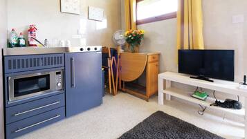 Standard Chalet | Private kitchen | Fridge, microwave, stovetop, electric kettle