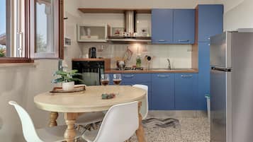 Fridge, oven, stovetop, coffee/tea maker