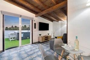 Interior - Vacation Home "Ático Miranda" with Jacuzzi, Views of El Teide & Wi-Fi (Icod de los Vinos)