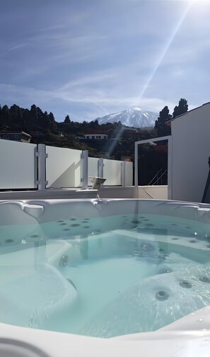 Outdoor spa tub - Vacation Home "Ático Miranda" with Jacuzzi, Views of El Teide & Wi-Fi (Icod de los Vinos)