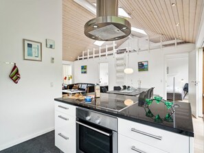 Kühlschrank, Ofen, Geschirrspüler, Hochstuhl