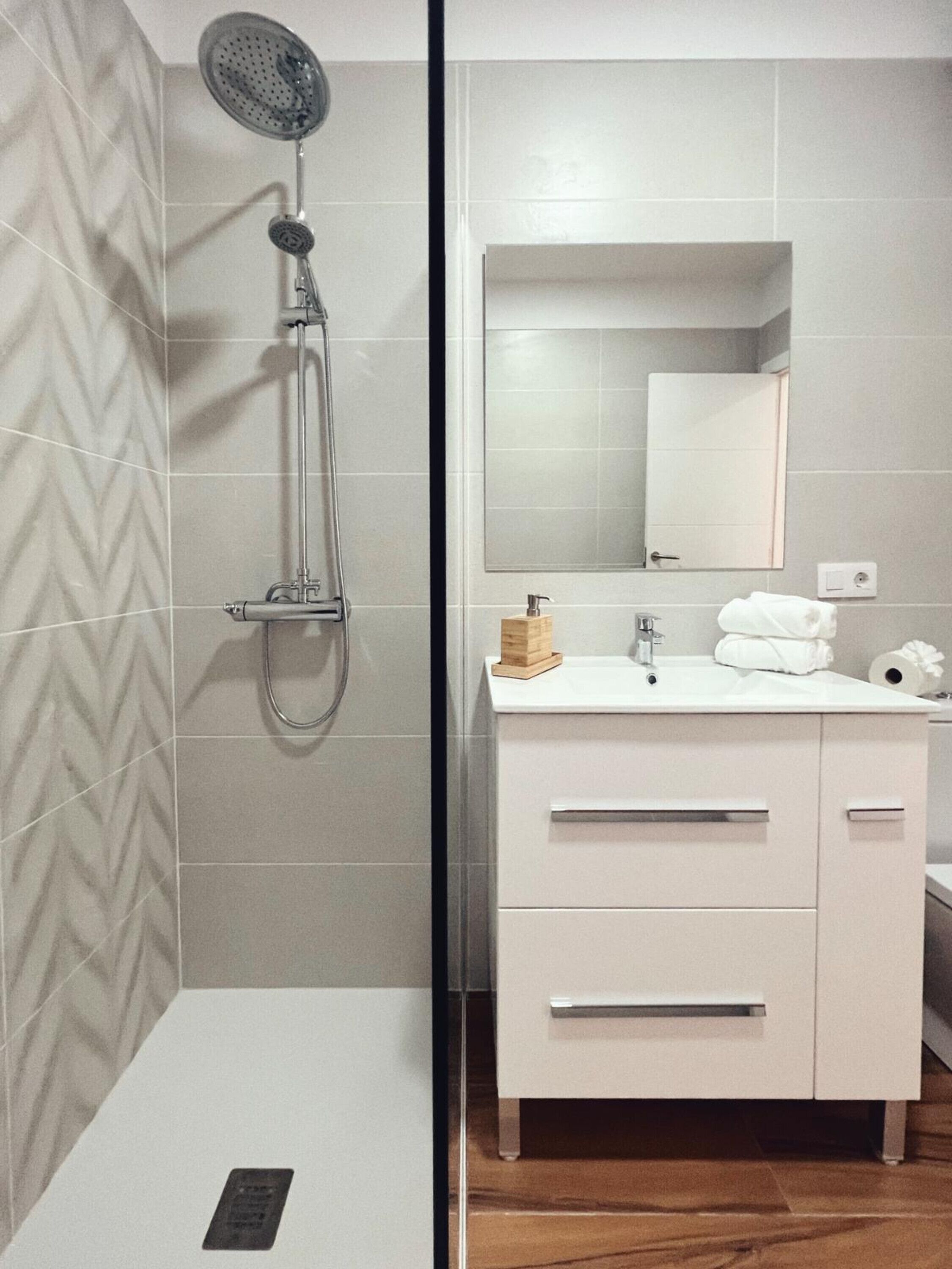 Regadera, secadora de cabello, toallas 