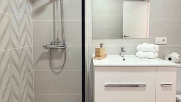 Ducha, secador de pelo y toallas