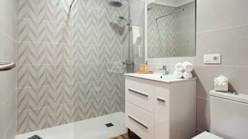 Een douche, een haardroger, handdoeken