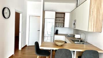 Een koelkast, een magnetron, een kookplaat, een vaatwasser