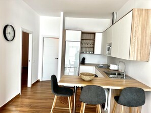 Réfrigérateur, micro-ondes, plaque de cuisson, lave-vaisselle