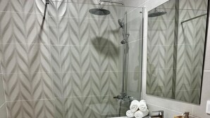A bathroom with a shower, a sink, a mirror, and a toilet. - Vacation Home "Amber L5" with Sea View & Wi-Fi (Armeñime)