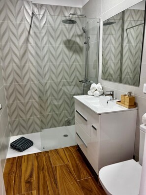 Douche, sèche-cheveux, serviettes fournies