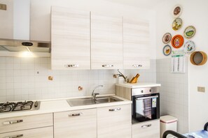 Fridge, oven, stovetop, coffee/tea maker