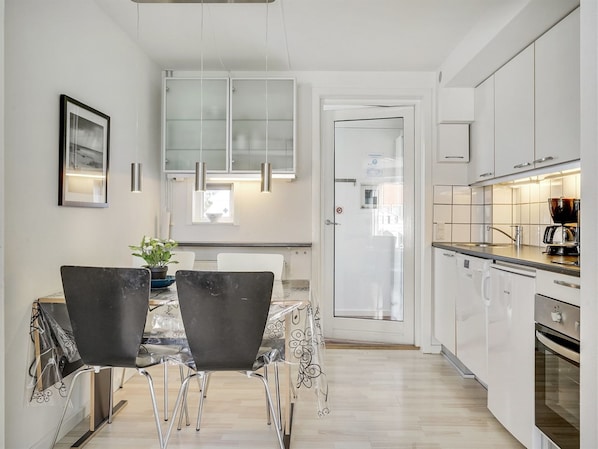 Køleskab, ovn, opvaskemaskine, højstol