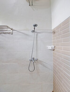 Habitación familiar | Baño | Ducha y toallas