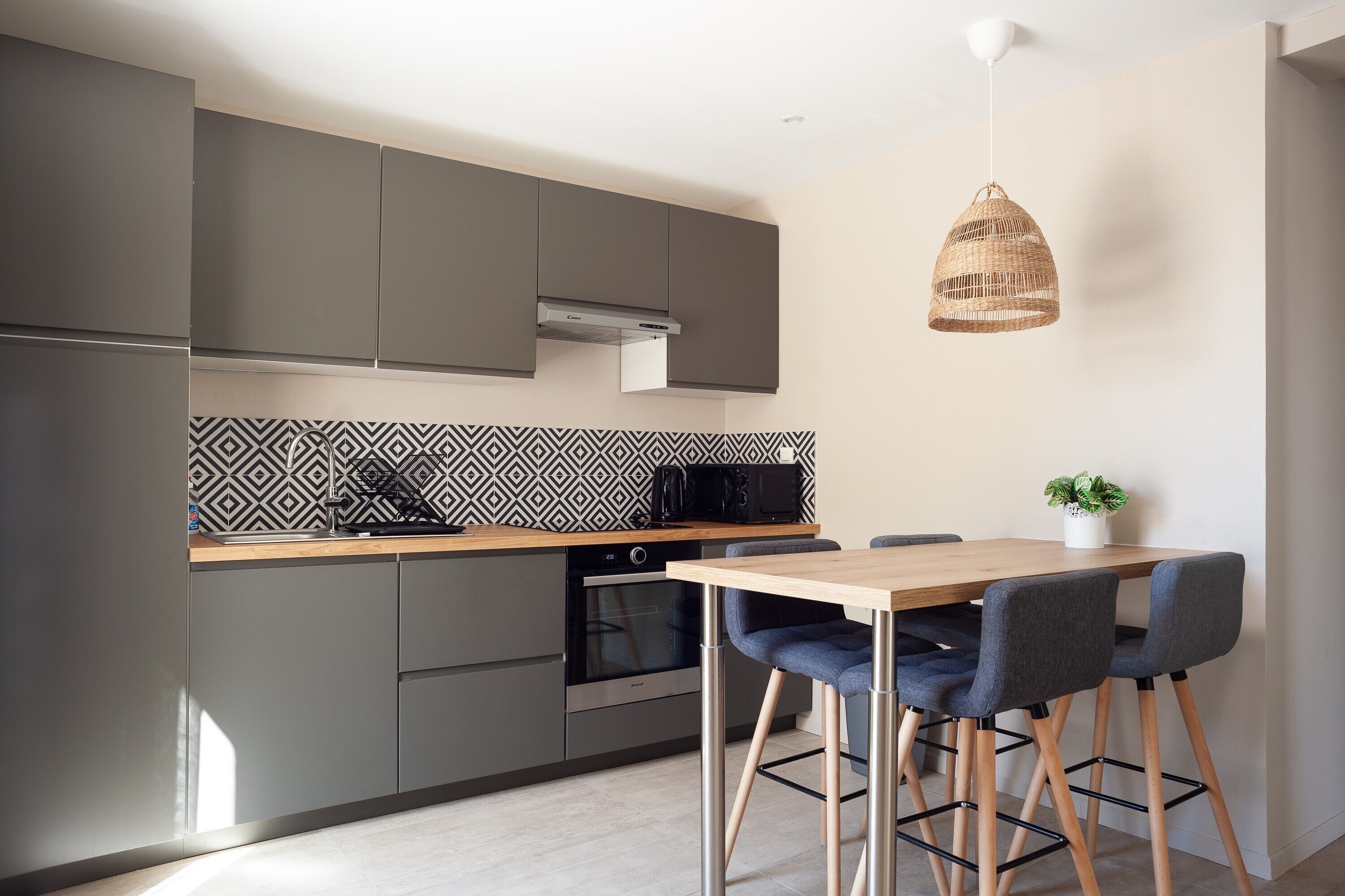 Réfrigérateur, micro-ondes, four, plaque de cuisson