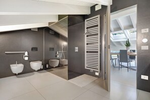 Badewanne, Haartrockner, Handtücher