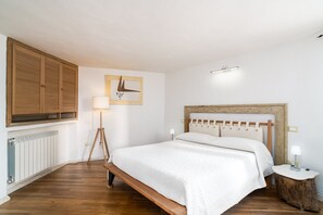 2 bedrooms, iron/ironing board, free WiFi, bed sheets - Apartment "Art House" with Mountain View, Private Terrace & Wi-Fi (Dorgali)