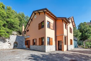 Exterior - Holiday Home 'Villa Marta' with Mountain View, Terrace and Shared Garden (Spoleto)