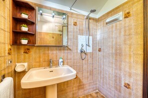 Baignoire, sèche-cheveux, serviettes fournies