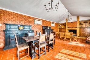 Dining - Holiday Home 'Villa Marta' with Mountain View, Terrace and Shared Garden (Spoleto)