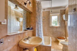 Vasca, asciugacapelli, asciugamani