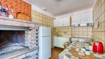 Frigorifero, forno, piano cottura, macchina per tè/caffè