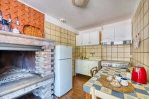 Jääkaappi, uuni, liesi, kahvin-/teenkeitin