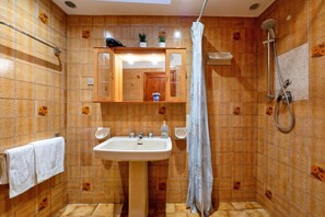 Bathtub, hair dryer, towels