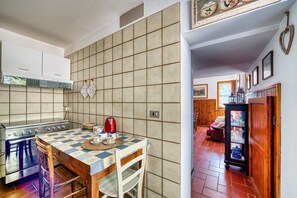 Fridge, oven, stovetop, coffee/tea maker - Villa Marta Apartment: Nature, Tranquility, and Authentic Umbrian Charm (Spoleto)