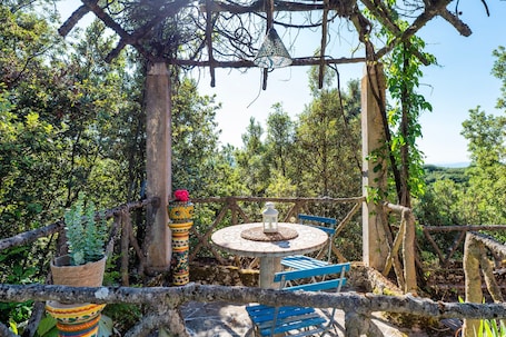 Outdoor dining. Villa Marta Apartment: Nature, Tranquility, and Authentic Umbrian Charm