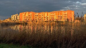 Un hotel con varios pisos, ventanas arqueadas y techo plano.