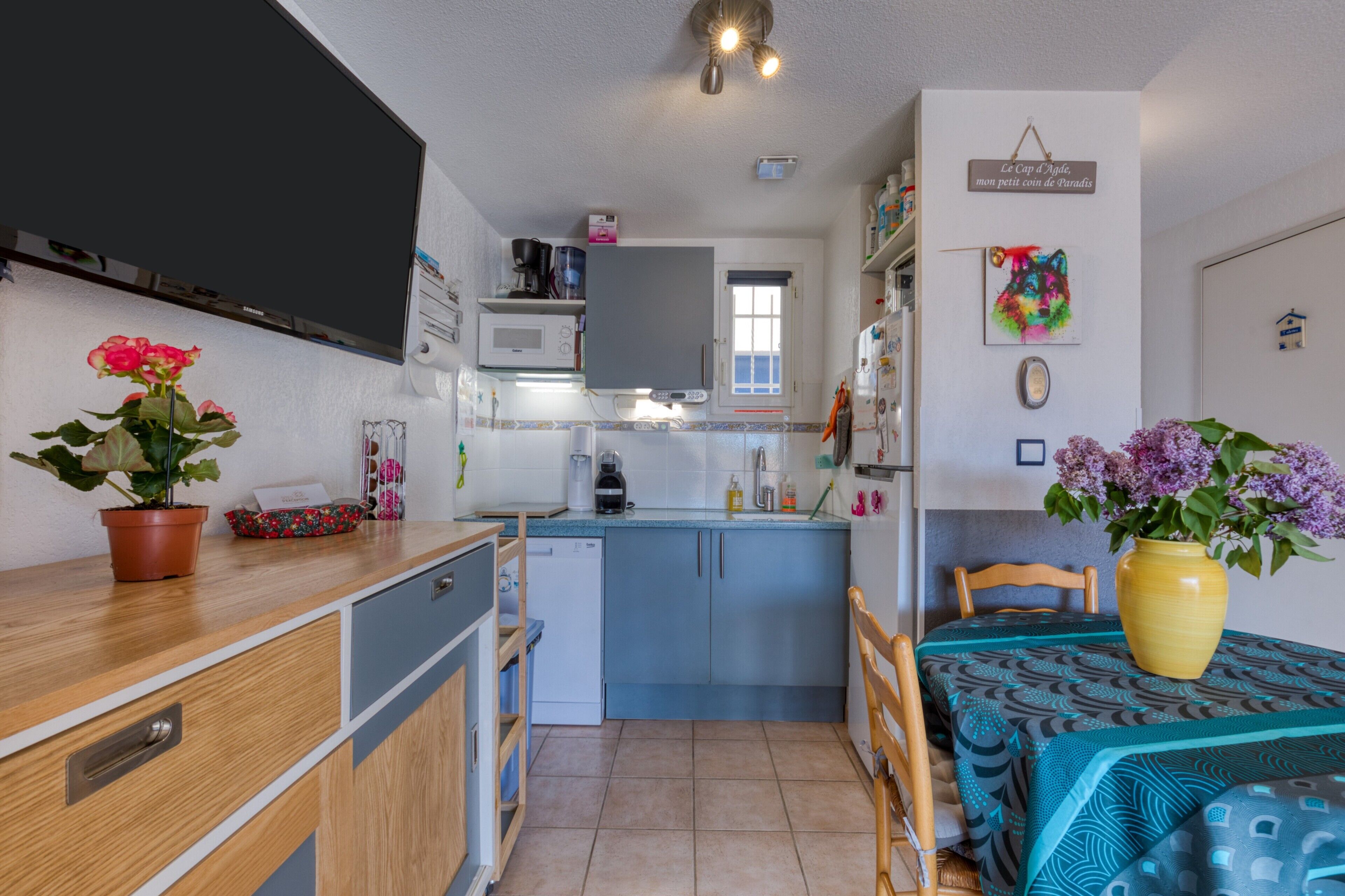 Réfrigérateur, four à micro-ondes, un four, surface de cuisson