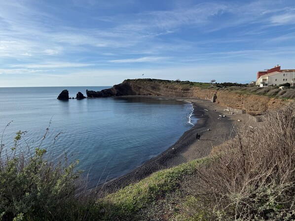Una spiaggia nelle vicinanze